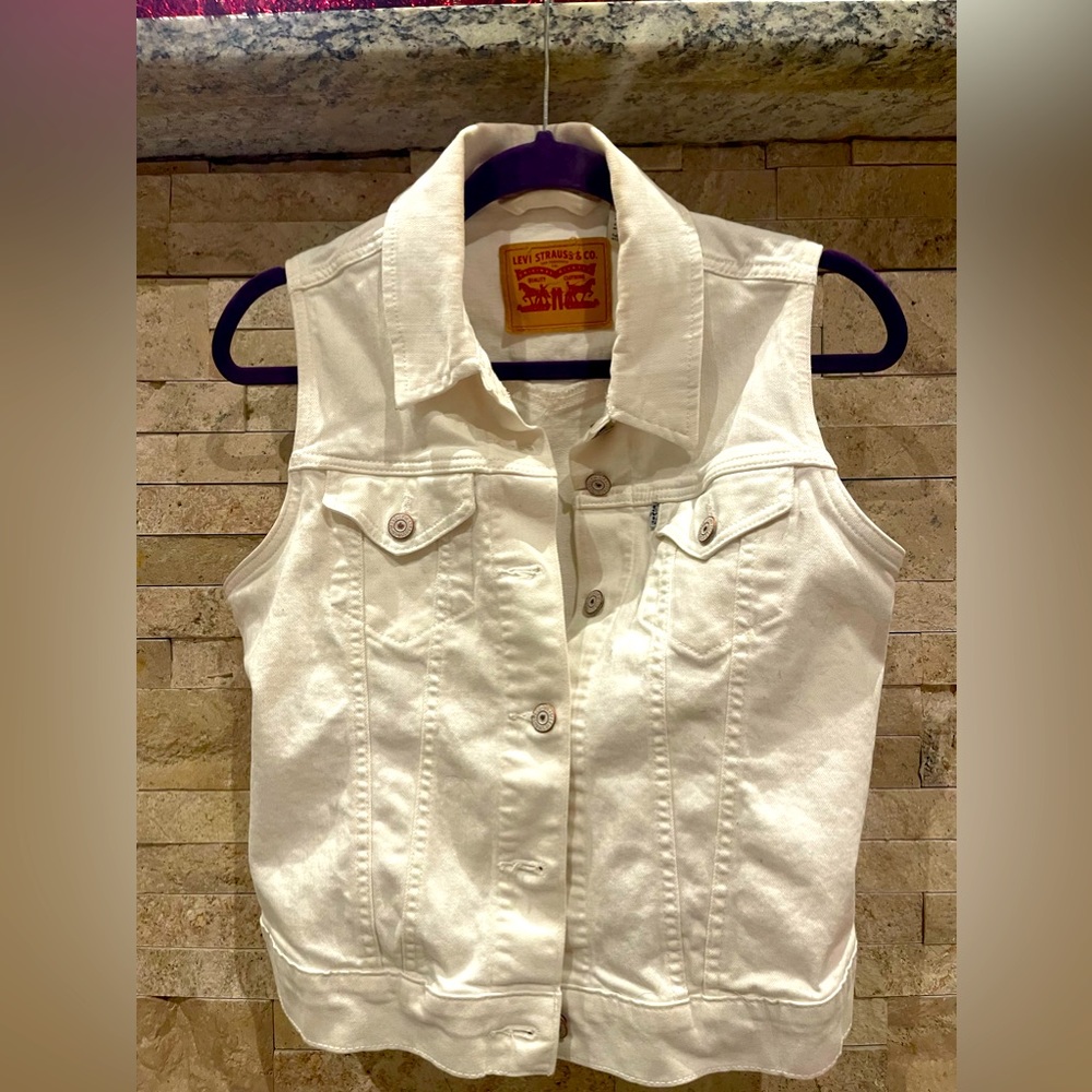 Levi’s white denim vest- sz M 💖